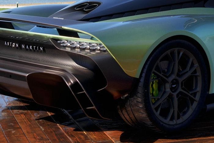 Hệ thống Aston Martin HMI mới cải tiến có màn hình cảm ứng trung tâm và tích hợp Apple CarPlay và Android Auto. Xe sẽ có bàn đạp cố định và ghế di động, gác chân cũng được nâng lên để có tư thế ngồi thấp từ hông đến gót chân, giống như xe Công thức 1.