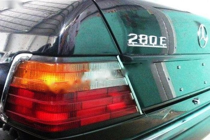 Mercedes-Benz 280E từng được ra mắt với hàng loạt phiên bản như Saloon, Estate, Coupe, LWB và Convertible tại thị trường quốc tế. Minh chứng rõ ràng nhất cho thành công của dòng xe này là 2,7 triệu chiếc đã được sản xuất từ năm 1984 đến năm 1997.
