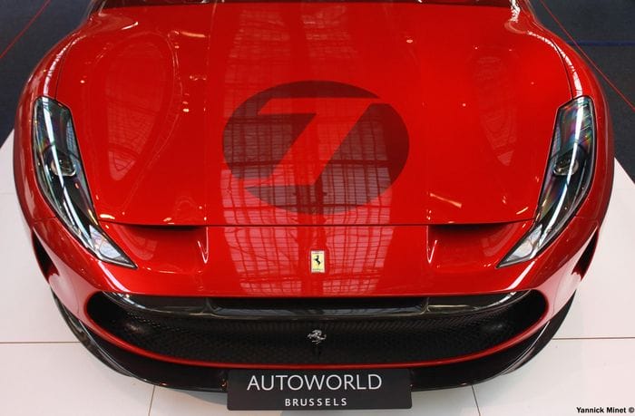  Ferrari đã phát triển màu sơn đỏ 3 lớp Rosso Magma dành riêng cho Omologata để có thể làm nổi bật các chi tiết ngoại thất khí động học làm từ sợi carbon. 