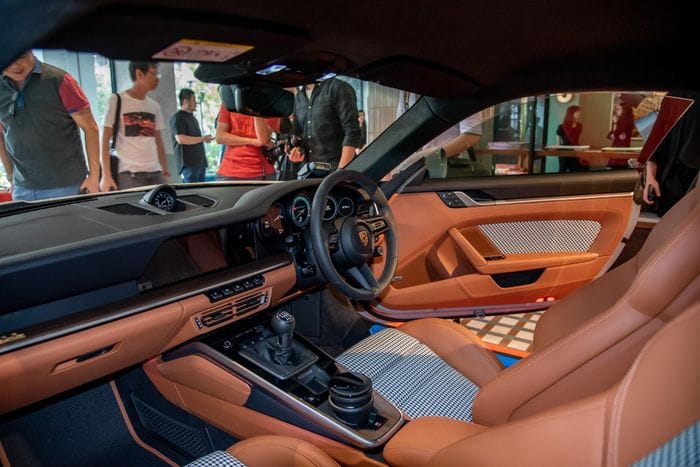 Nội thất của 911 Sport Classic mang đậm chất cổ điển khi phối hợp chất liệu da cao cấp Semi-Aniline màu nâu Classic Cognac và vải Pepita, hoặc tùy chọn da đơn sắc màu đen. 