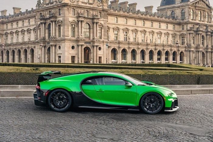  Chiếc Chiron Pur Sport "Soixante" sở hữu màu sơn xanh Viper Green, bên cạnh tùy chọn ngoại thất sợi carbon và cửa sổ trời Sky View đặc biệt của Bugatti. 