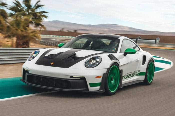  Được giới thiệu lần đầu vào tháng 8/2022, Porsche 911 GT3 RS thế hệ 992 là mẫu 911 thương mại sử dụng động cơ hút khí tự nhiên mạnh nhất từng được sản xuất. 