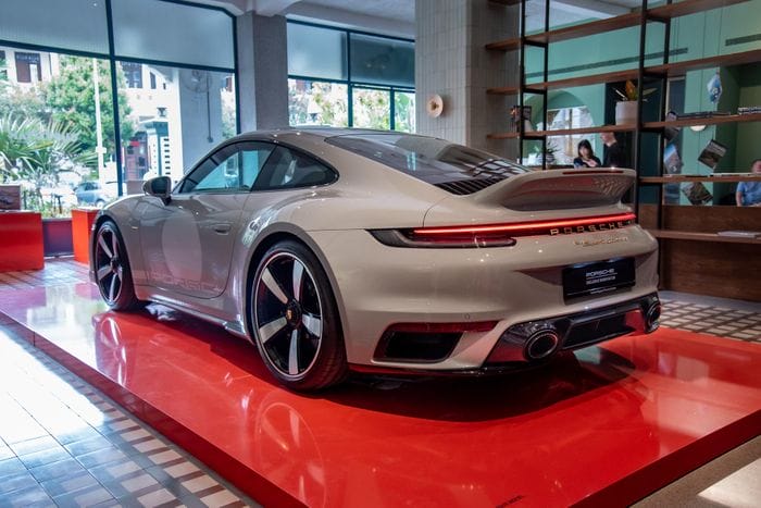  Phiên bản đặc biệt này vừa có màn chào sân tại đảo quốc Singapore. Trước đó, toàn bộ 1.250 chiếc Porsche 911 Sport Classic đều đã có chủ nhân. 
