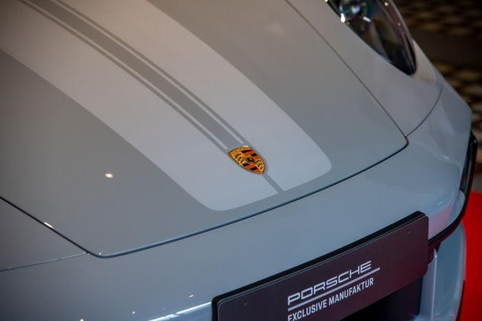  Nắp capo và phần mui double-bubble được chế tác từ chất liệu sợi carbon CFRP. Đây là một điểm nâng cấp mới so với chiếc Porsche 911 Turbo S. 