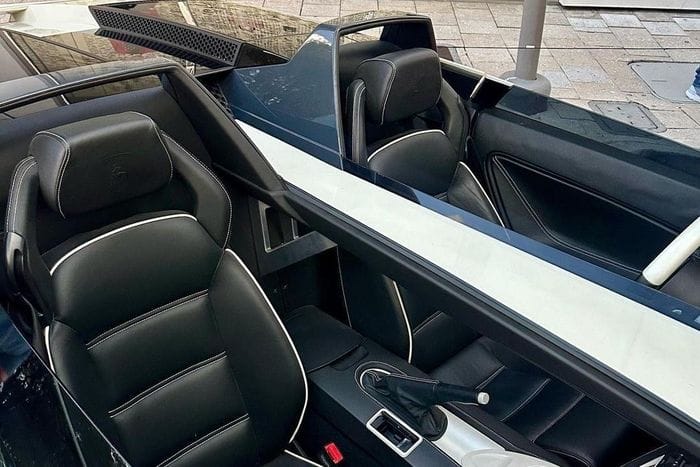  Điểm nổi bật của Lamborghini Concept S chính là khoang lái được chia tách thành 2 phần độc lập, đi cùng thiết kế kính chắn gió "saute-vent" cỡ nhỏ của những mẫu Barchetta. 