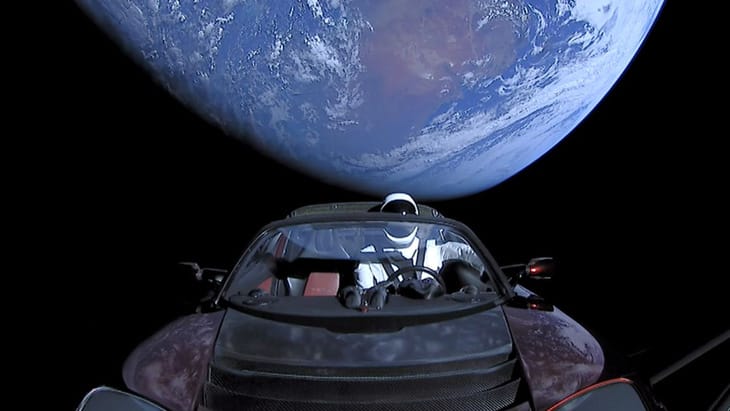 Chiếc Tesla Roadster được phóng vào vũ trụ hiện ra sao? - Ảnh 1.