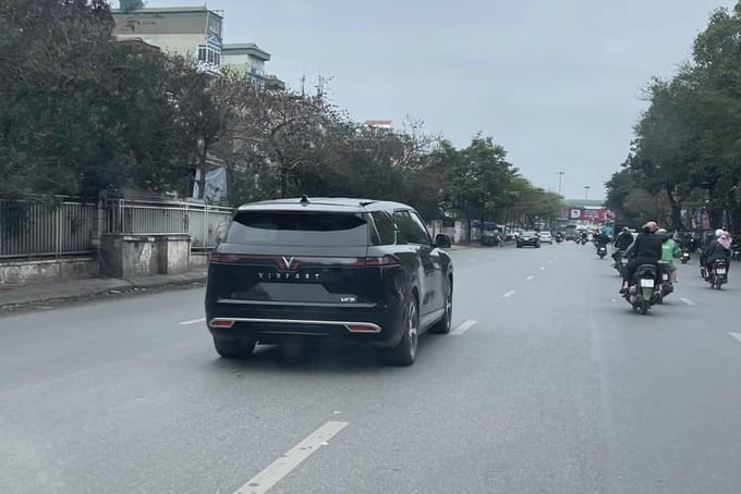 VF 9 xuất hiện trên đường phố Hà Nội, VinFast có động thái chuẩn bị ra mắt - 1
