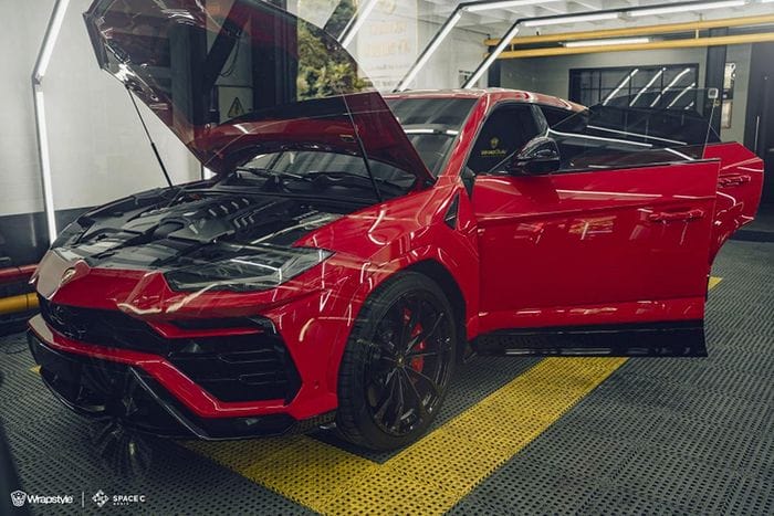 Nội công trên xe siêu SUV Lamborghini Urus của doanh nhân Lâm Đồng sẽ đồng hành cùng hộp số tự động 8 cấp và hệ dẫn động 4 bánh, nhờ đó, chiếc SUV này có thể tăng tốc từ vị trí xuất phát lên 100 km/h trong 3,6 giây trước khi đạt vận tốc tối đa 305 km/h.
