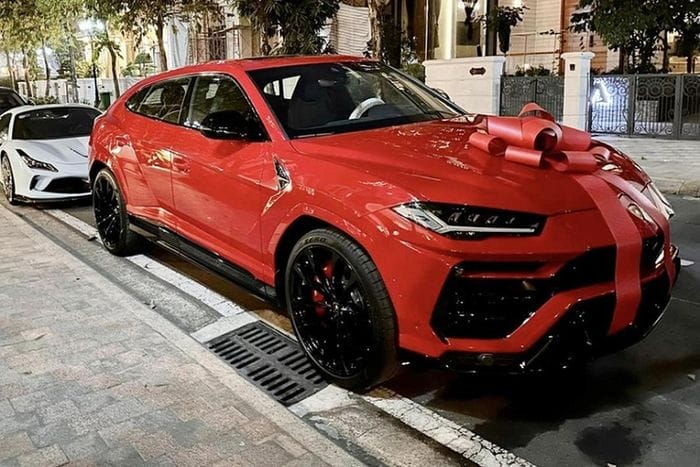 Vào cuối năm 2022 vừa qua, một người chuyên mua bán siêu xe, xe sang đã qua sử dụng tại Hà Nội bất ngờ đăng tải hình ảnh chiếc siêu SUV Lamborghini Urus màu đỏ độc nhất Việt Nam rất đẹp mắt, xe còn mới tinh, có đính thêm nơ màu đỏ trang trí.