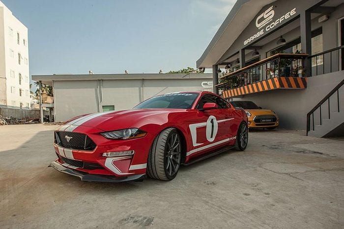 Nhờ động cơ được độ khủng mà Hennessey Heritage Edition Mustang chỉ mất khoảng 3,4 giây để tăng tốc từ vị trí xuất phát lên 100 km/h trước khi đạt tốc độ tối đa trên 322 km/h. Đây là một con số "khủng khiếp" trên mẫu xe thể thao, vì nó còn cao hơn cả các siêu xe.