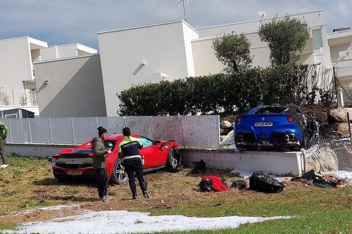  Theo một số nguồn tin, ngồi sau tay lái bộ đôi Ferrari là 2 du khách đến từ Bỉ. Toàn bộ người lái và hành khách đều không gặp chấn thương quá nghiêm trọng sau va chạm này. 