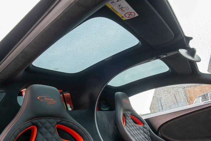  Tùy chọn cửa sổ trời Bugatti Sky View là một trong những trang bị đắt đỏ của hãng xe này. Trên các phiên bản khác, tùy chọn này có giá lên đến 62.000 USD. 
