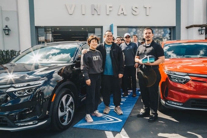 Từ mô hình tới VF 8 thương mại, khách hàng VinFast Mỹ nói gì khi nhận xe? - 1