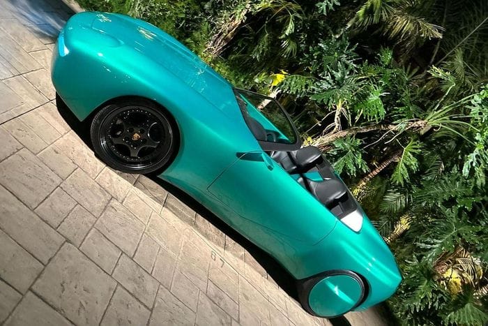  Mới đây trên trang mạng xã hội của mình, Justin Bieber vừa chia sẻ hình ảnh chiếc xe mới nhất trong bộ sưu tập của anh - chiếc Porsche 968 L'Art hàng thửa độc nhất thế giới. 