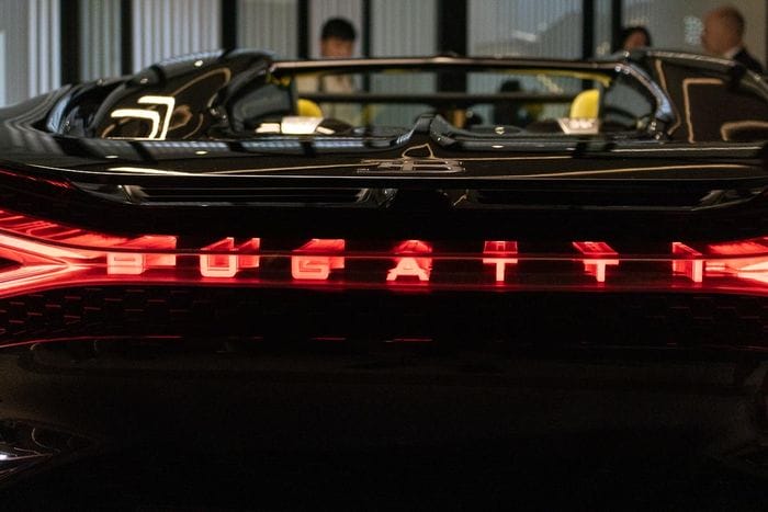  Xe có thiết kế đèn hậu hình chữ X, vốn cũng được áp dụng trên mẫu xe đua Bugatti Bolide. Ký tự "Bugatti" được thiết kế dạng 3 chiều, tích hợp trực tiếp vào hệ thống đèn hậu. 