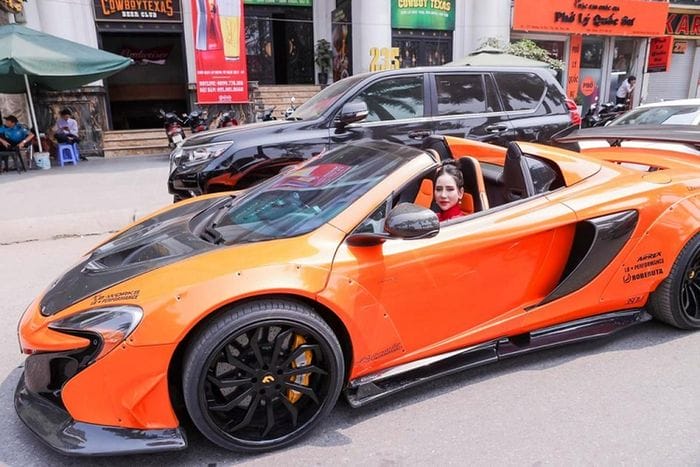 Trong lễ ăn hỏi vào tuần trước,nữ đại gia bán siêu xe ở Hà Nội đã cầm lái 1 chiếc siêu xe mui trần McLaren 650S Spider độ Liberty Walk có giá gần 11 tỷ đồng để tham dự.