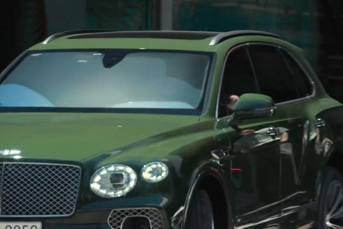  Xe mang màu xanh lục - màu xu hướng trên các mẫu xe siêu sang trong vài năm gần đây. Bentayga V8 sử dụng động cơ tăng áp kép V8 dung tích 4.0L sản sinh công suất 542 mã lực và mô-men xoắn 770 Nm. Nhờ sức mạnh này, xe có thể tăng tốc 0-100 km/h trong 4,5 giây và vận tốc tối đa đạt 290 km/h. Tại Việt Nam, chiếc Bentley Bentayga V8 có giá từ 17 tỷ đồng. 