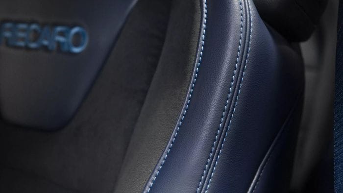  Với gói nâng cấp Mustang Dark Horse Appearance, xe được trang bị ghế thể thao Recaro màu xanh Deep Indigo Blue, đi kèm đường chỉ tương phản màu xanh Bright Indigo Blue. 