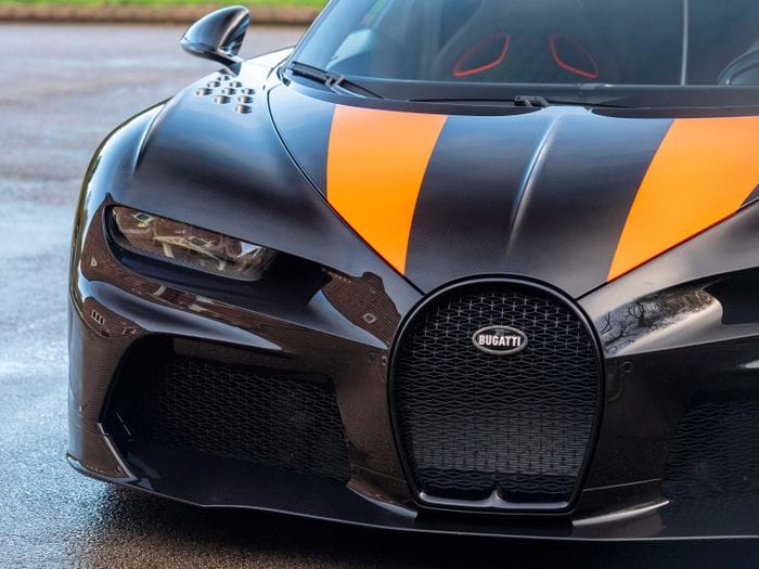  Phối màu đen Black Carbon - cam Jet Orange được mô phỏng theo 2 mẫu xe lập kỷ lục khác của Bugatti là Veyron 16.4 Super Sport World Record Edition và Veyron 16.4 Grand Sport Vitesse World Record Edition. 