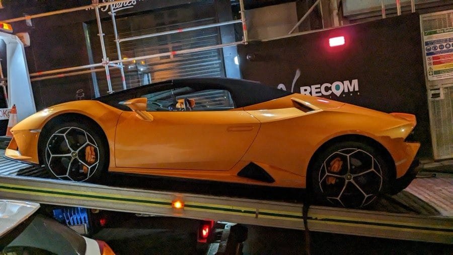 Hai chiếc siêu xe Lamborghini Huracan bị cảnh sát 