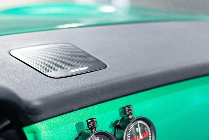  Để tối ưu chất âm đối với thiết kế roadster của 968 L'Art, Bose đã thiết kế riêng hệ thống âm thanh với các vị trí đặt loa mới cùng thiết kế màn loa tinh tế hơn. 