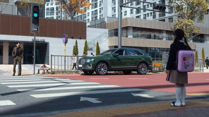  Là nhân vật giàu có nhất phim The Glory, Jeon Jae Joon thường xuyên xuất hiện cùng những chiếc xe siêu sang. Trong đó, chiếc Bentley Bentayga V8 thế hệ mới gây ấn tượng với màu lạ. 