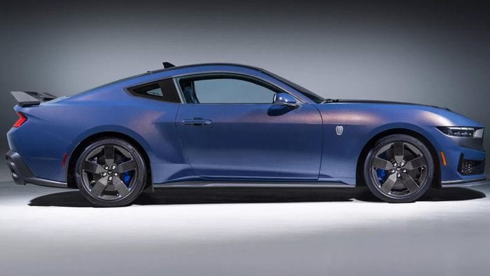  Ford Mustang Dark Horse sở hữu màu sơn ngoại thất xanh Blue Ember, với khả năng thay đổi màu sắc dưới các góc độ và tình trạng chiếu sáng khác nhau. 