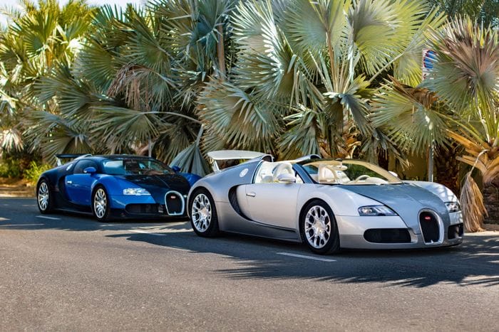  Ra mắt vào năm 2005 và 2009, Bugatti Veyron EB 16.4 và Veyron 16.4 Grand Sport là 2 trong nhiều mẫu Veyron tạo nên tên tuổi của hãng xe có trụ sở tại Molsheim, Pháp. 