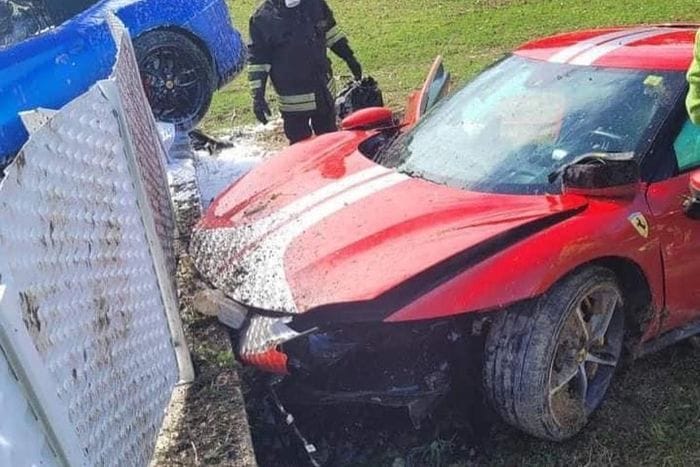  Tại hiện trường, chiếc Ferrari 296 GTB màu đỏ với gói nâng cấp Assetto Fiorano bị vỡ nát phần đầu sau khi siêu xe này bay khỏi mặt đất và tông mạnh vào bờ tường. 