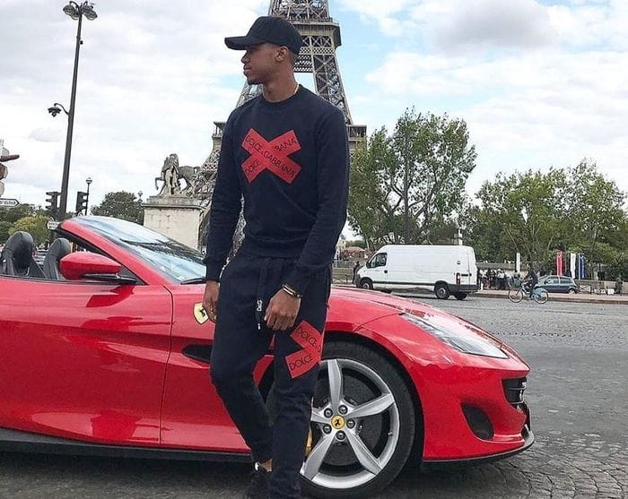  Trung vệ trị giá 27 triệu euro Gabriel Magalhaes từng đăng tải "xế hộp" yêu thích Ferrari của mình lên mạng xã hội trong kì nghỉ tại Paris (Pháp). Nam cầu thủ cũng thường xuyên cập nhật hình ảnh bản thân bên cạnh chiếc Mercedes AMG V8 màu đen. 