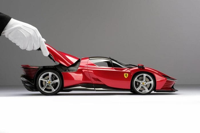 Đối với những người hâm mộ Ferrari, đây là một phụ kiện tuyệt vời đến từ vùng Maranello - nơi sản sinh ra những chiếc Ferrari, những cỗ máy thể thao huyền thoại và thậm chí là mẫu xe đua F1 - Ferrari F1-75.
