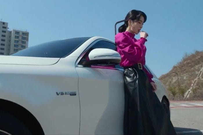  Xuất thân là thiên kim tiểu thư, "ác nữ" Park Yeon Jin có cuộc sống khá viên mãn khi kết hôn với người chồng giàu có. Nhân vật này sở hữu chiếc Mercedes-AMG S 63 thế hệ thứ 6 (W222). 
