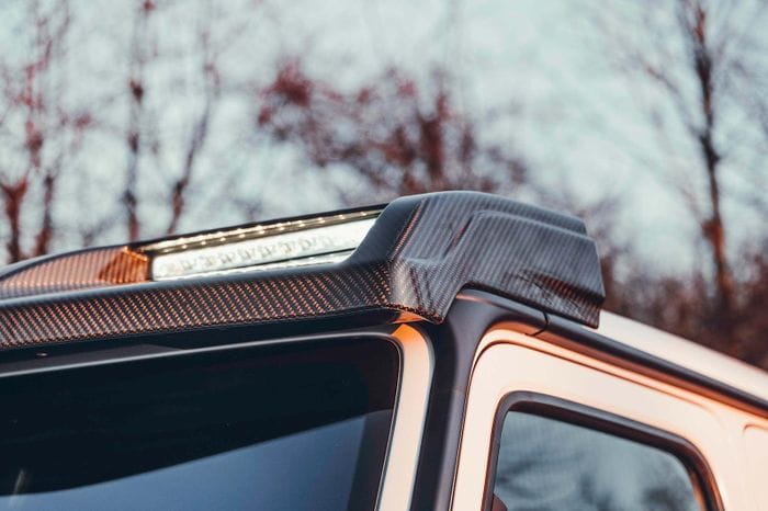  Brabus trau chuốt ngoại thất của chiếc G 63 4x4 Squared với những vị trí ốp chất liệu carbon cao cấp như nắp capo, viền vòm bánh xe, lưới tản nhiệt, ốp dải đèn LED phụ trợ… 