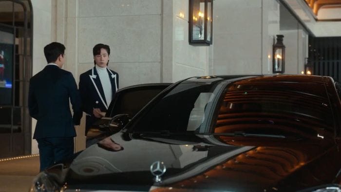  Khi cần ra dáng doanh nhân, "tình nhân" của Park Yeon Jin ngồi sau chiếc Mercedes-Maybach S 650. S 650 Maybach có hàng ghế sau thiết kế rộng rãi, sang trọng và những tiện nghi hàng đầu. Hai ghế Executive có 12 mô-tơ riêng lẻ, dễ dàng tùy chỉnh để phù hợp với tất cả kích thước cơ thể của hành khách. Mẫu xe này thuộc thế hệ cũ, có giá 15 tỷ đồng tại Việt Nam. 