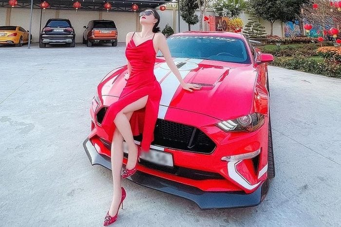 Tuy nhiên, điều này chỉ đúng được 1 phần, vì tại thị trường Việt Nam còn có 1 siêu phẩm độ Hennessey Heritage Edition Mustang khác góp mặt rất kín tiếng, người nhập xe cũng rất hạn chế đăng tải mẫu xe này lên mạng xã hội nên ít ai biết được sự xuất hiện của chiếc xe này.