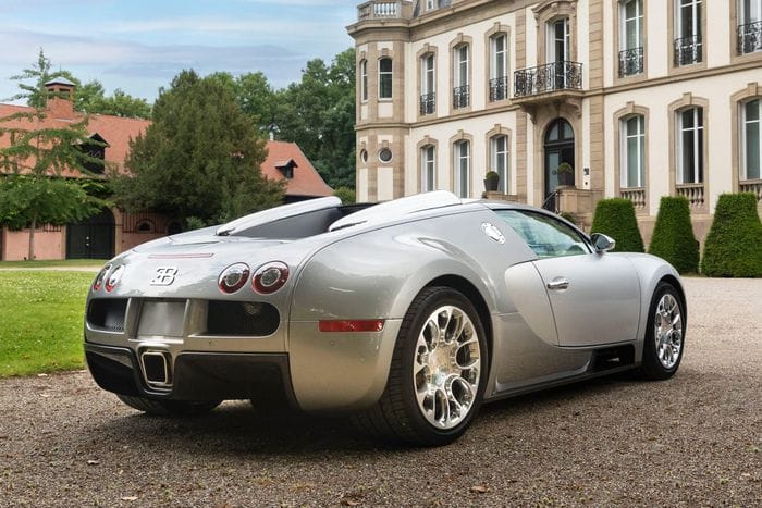  Sau khi hoàn tất quá trình tân trang, cặp đôi Veyron đã được bàn giao lại cho vị chủ nhân ban đầu tại Các Tiểu vương quốc Ả Rập Thống nhất (UAE). 