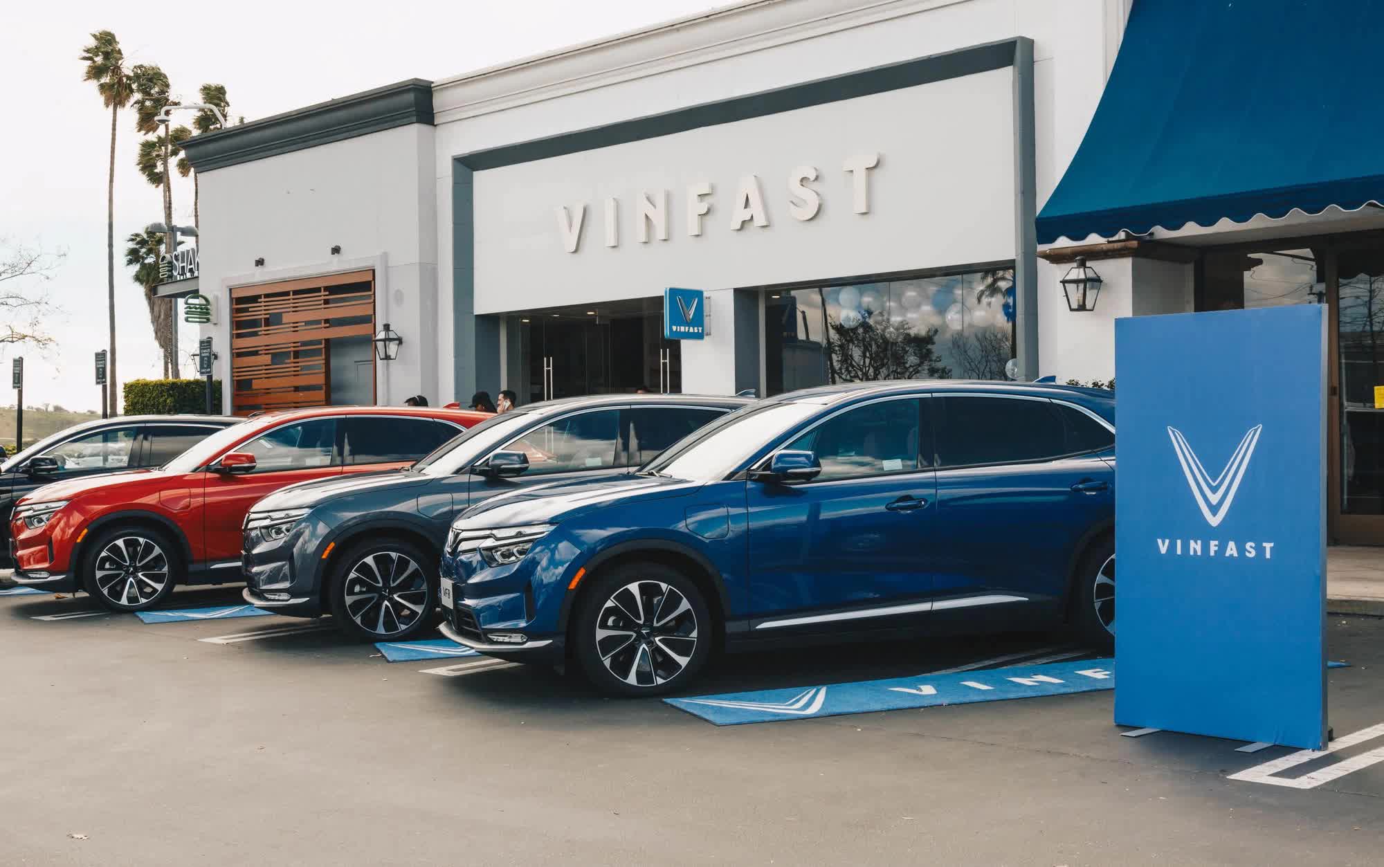 Hủy cọc Tesla để mua VinFast VF 8, đôi vợ chồng chia sẻ: ‘Bị ném đá rất nhiều nhưng vẫn tự hào khi ngồi lên xe do người VN sản xuất’ - Ảnh 5.