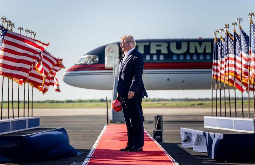 Bên trong máy bay dát vàng trị giá 100 triệu USD của Donald Trump: Tiện nghi hạng nhất - Ảnh 1.