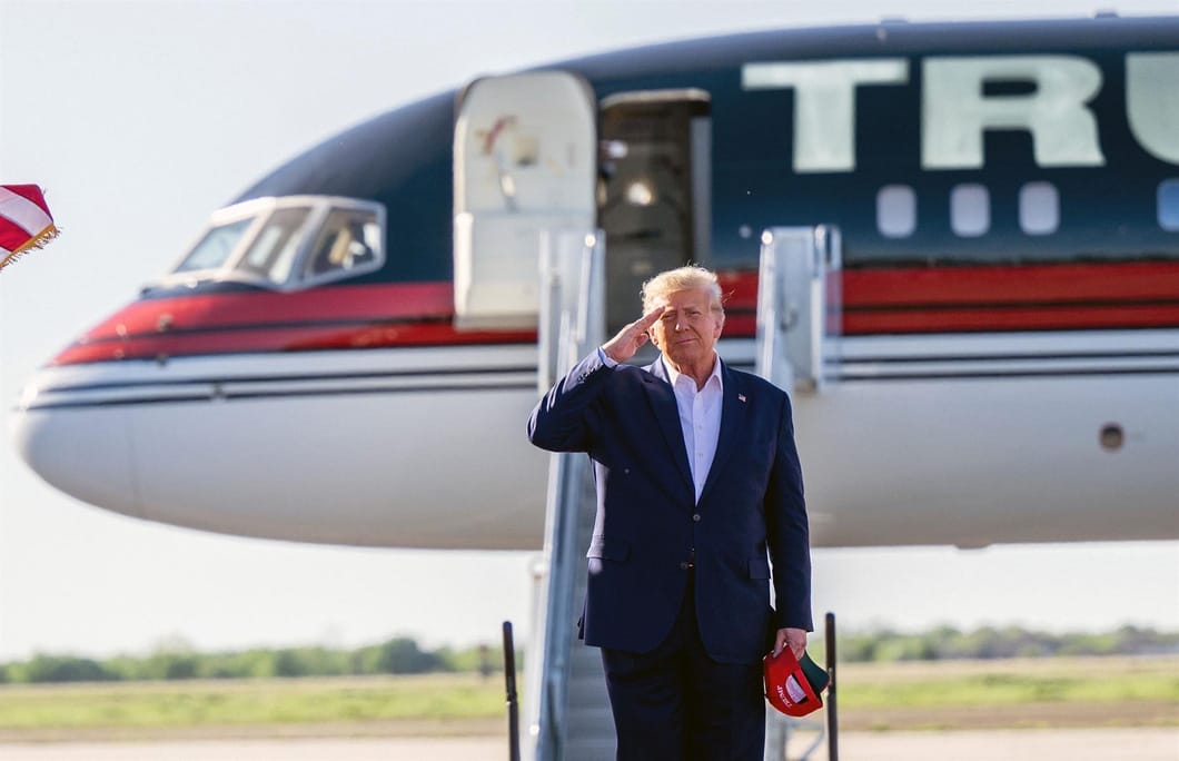 Bên trong máy bay dát vàng trị giá 100 triệu USD của Donald Trump: Tiện nghi hạng nhất - Ảnh 2.