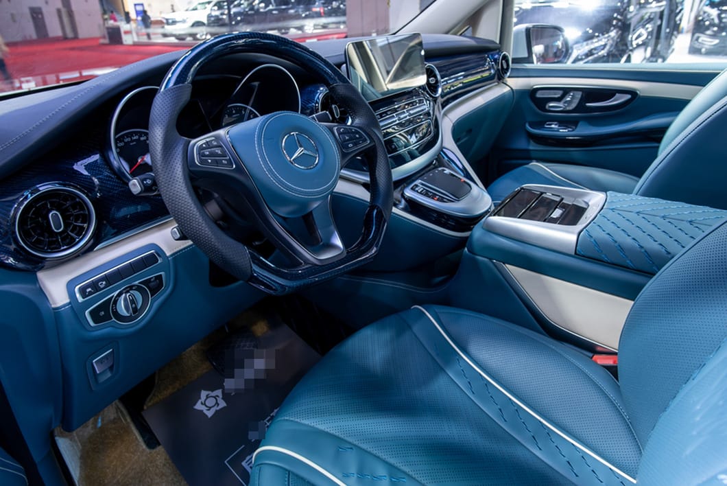 Mercedes-Maybach bản van cho triệu phú: Màn hình khổng lồ, ghế như ngai vàng, sàn đá cẩm thạch - Ảnh 9.