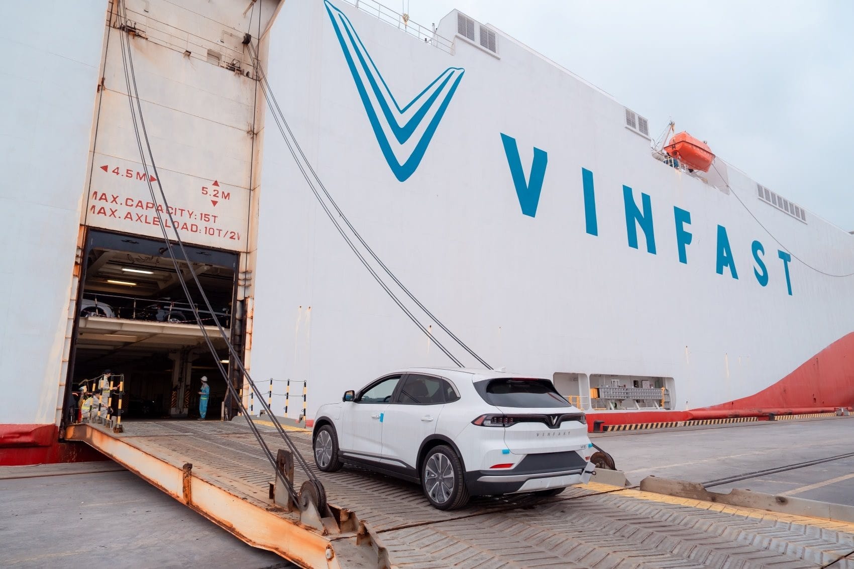 VinFast chính thức xuất khẩu 1.879 xe VF 8 tiếp theo tới Bắc Mỹ - Ảnh 4.