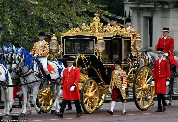Hai cỗ xe đặc biệt chở Vua Charles III trong lễ đăng quang - 4