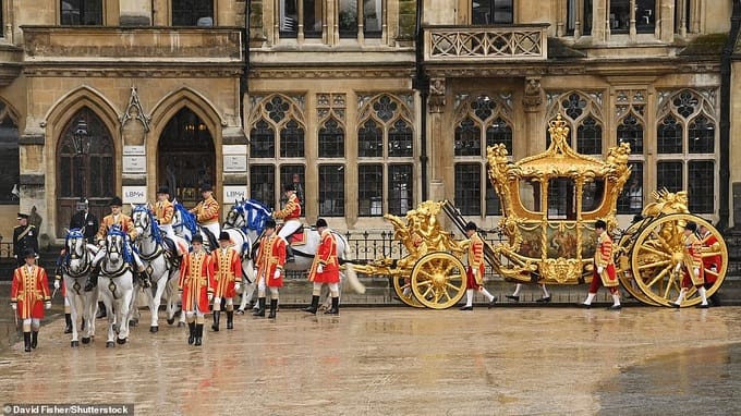 Hai cỗ xe đặc biệt chở Vua Charles III trong lễ đăng quang - 1