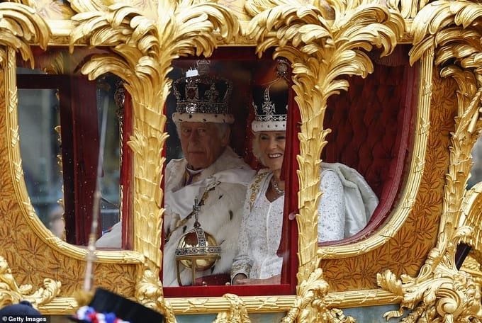 Hai cỗ xe đặc biệt chở Vua Charles III trong lễ đăng quang - 2