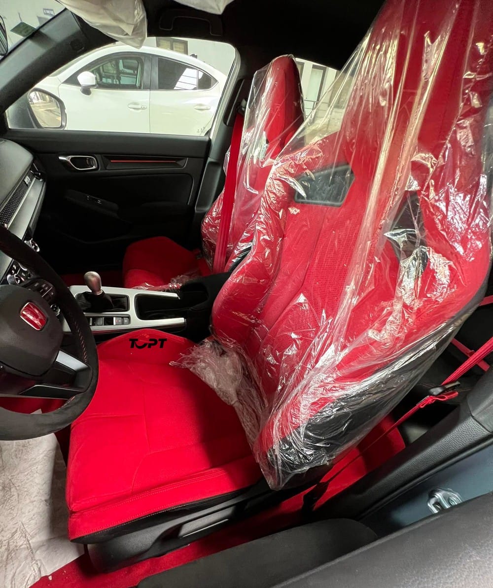 Ghế bọc da lộn màu đỏ của Honda Civic Type R 2023