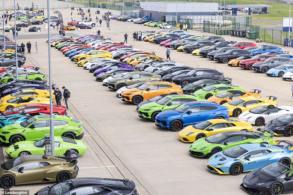 Kỷ lục gần 400 xe Lamborghini trên đường đua cùng lúc - Ảnh 2.