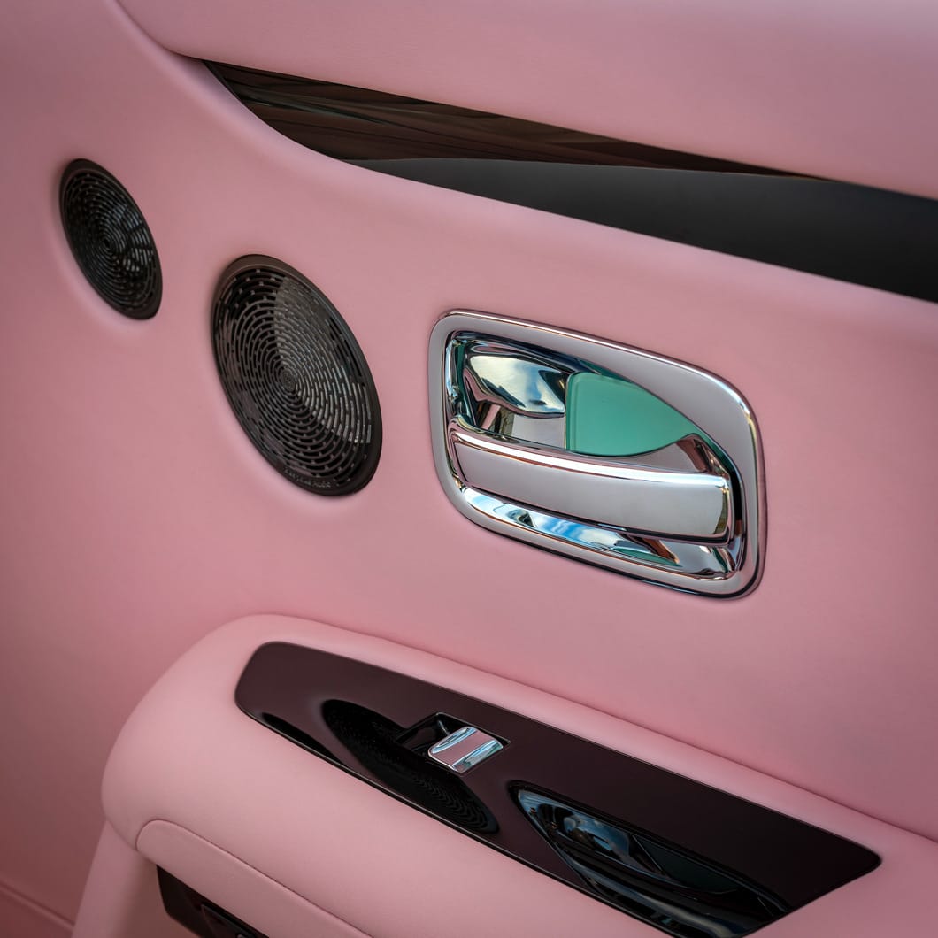 Rolls-Royce độ toàn màu hồng: Tốn 6 tháng, 1 bông hoa hết 30 giờ - Ảnh 11.