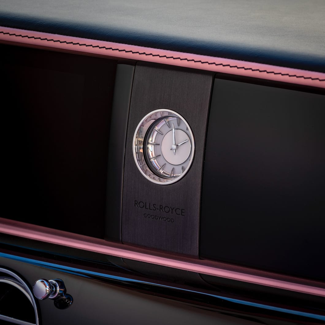 ‘Chê’ Rolls-Royce Ghost chục tỉ quá bình thường, người mẫu cho ‘dát hồng’ lên khắp xe - Ảnh 13.