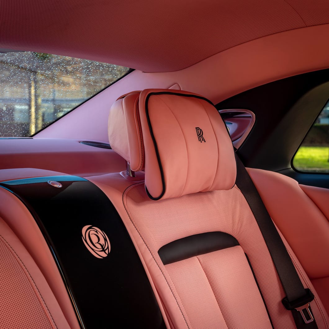 ‘Chê’ Rolls-Royce Ghost chục tỉ quá bình thường, người mẫu cho ‘dát hồng’ lên khắp xe - Ảnh 17.