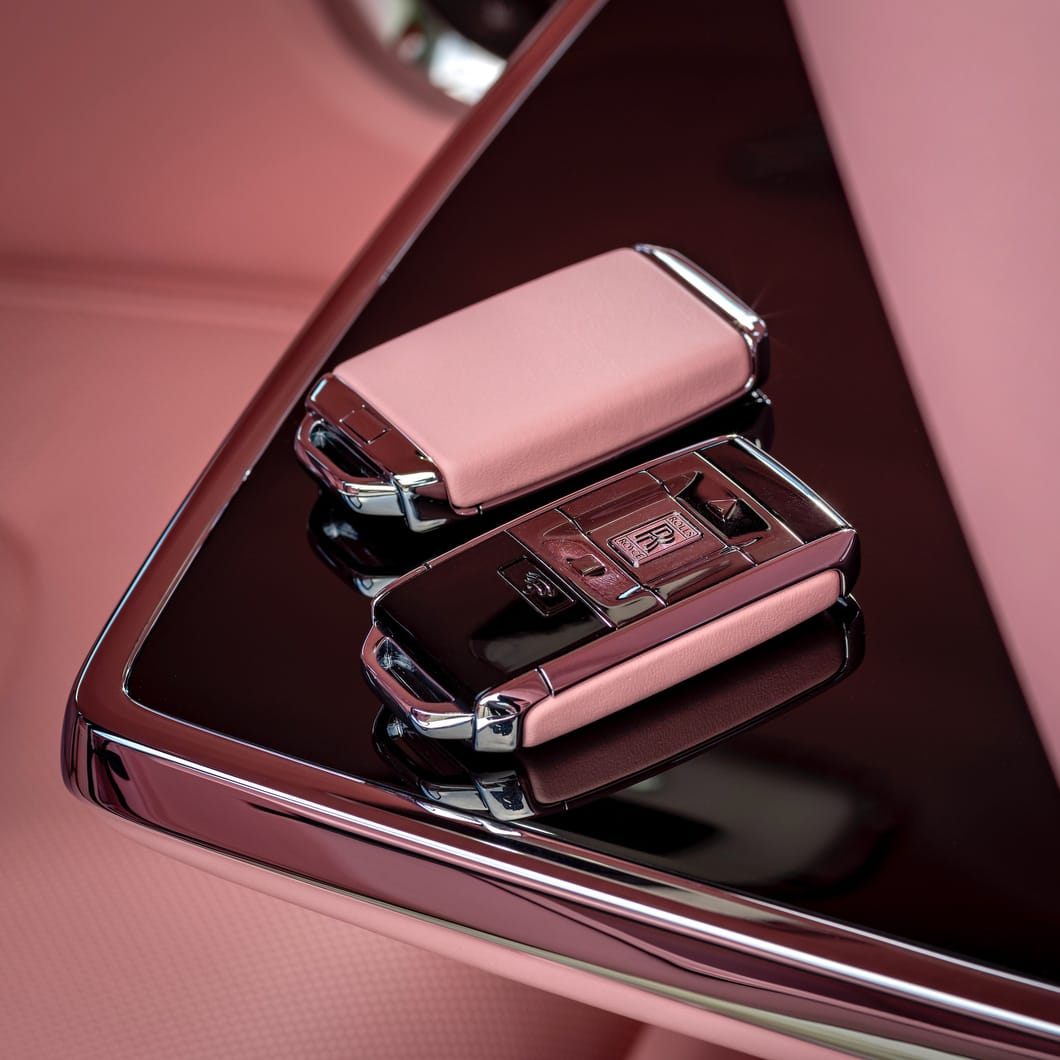 Rolls-Royce độ toàn màu hồng: Tốn 6 tháng, 1 bông hoa hết 30 giờ - Ảnh 12.
